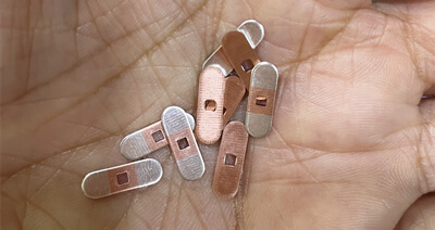 Pengiriman untuk stempel dibuat dengan strip tatahan perak